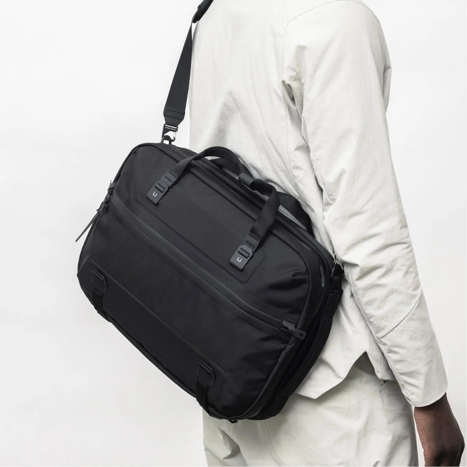 Black Ember Forge SB 16” Laptop Shoulder Bag 20L