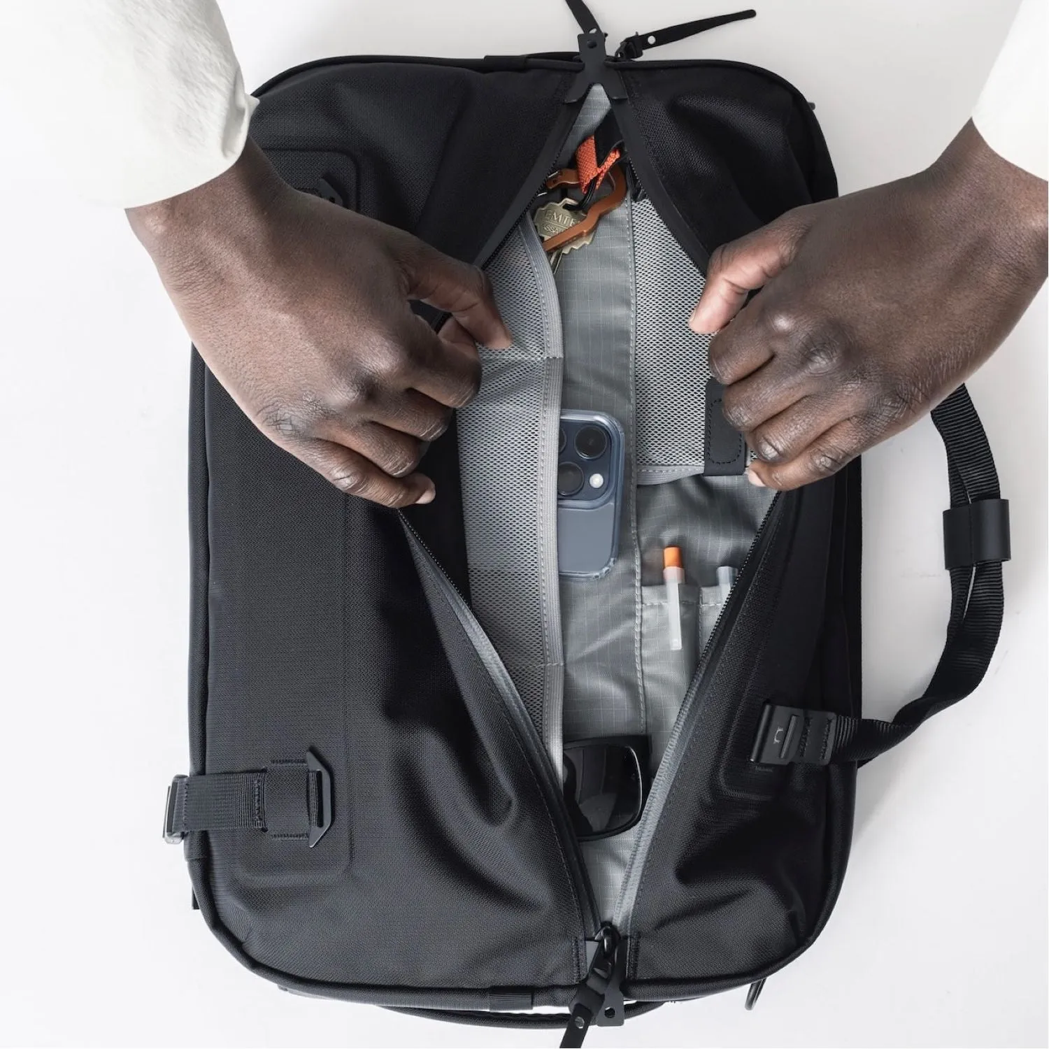 Black Ember Forge SB 16” Laptop Shoulder Bag 20L